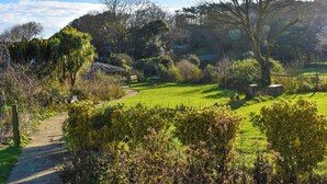 A garden with a paved path, benches, and a gazebo. - Pines Cottage - UK42110 (St. Margaret&rsquo;s Bay)