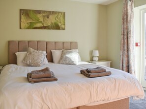 4 bedrooms, free WiFi, bed sheets