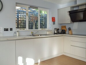 Dishwasher, highchair - Pines Cottage - UK42110 (St. Margaret&rsquo;s Bay)