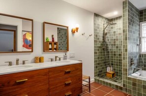 Dusche, Haartrockner, Handtücher, Seife