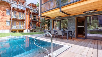 Huoneisto | Uima-allas | Sisäuima-allas, ulkouima-allas