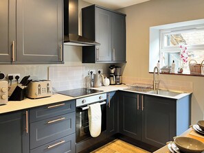 Réfrigérateur, micro-ondes, four, chaise haute