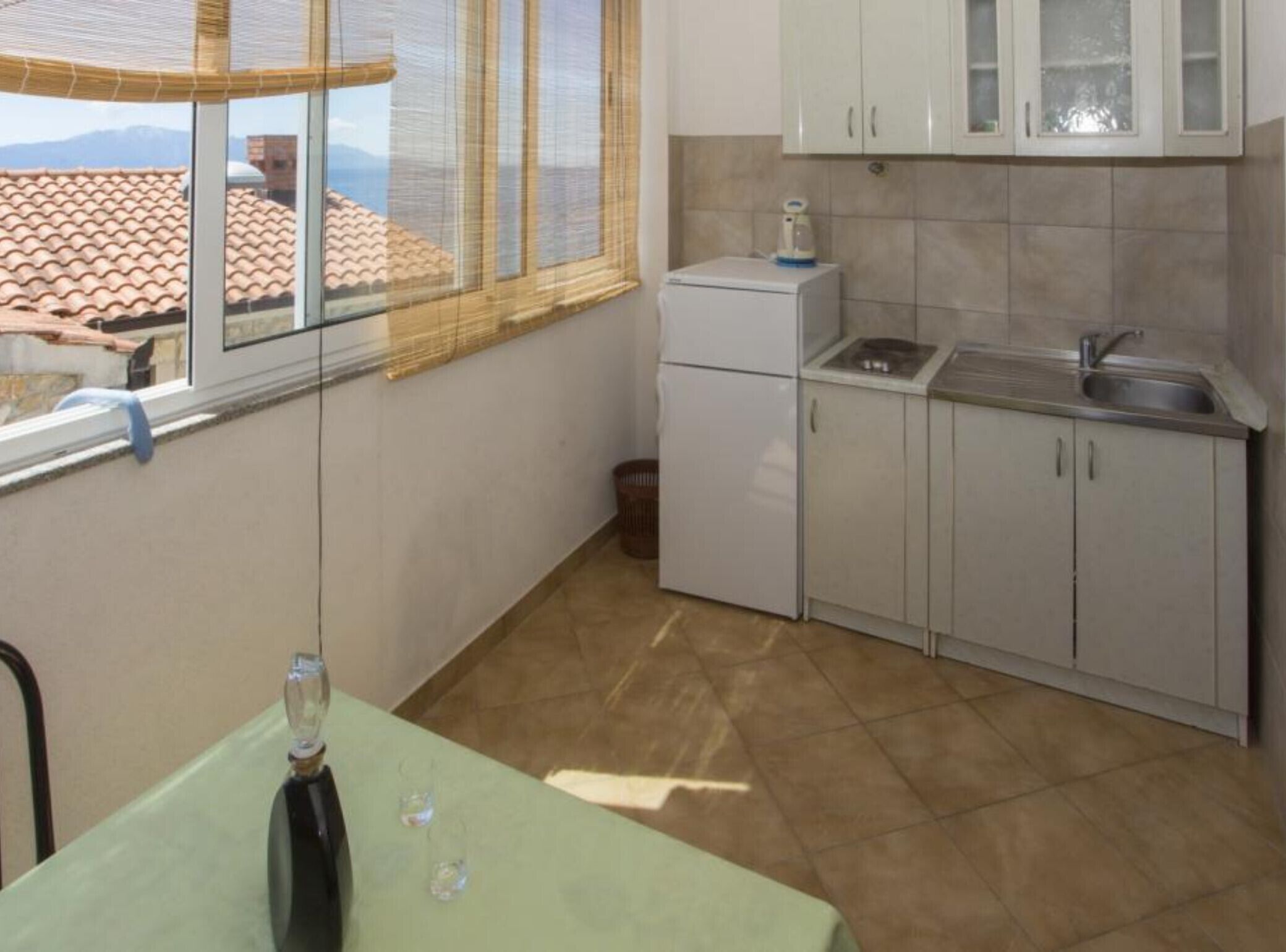 Jääkaappi, liesi, keittoastiat/astiat/ruokailuvälineet