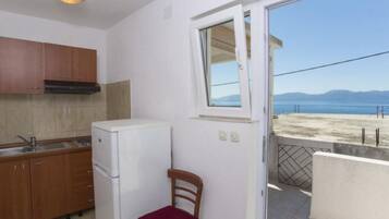 Kühlschrank, Herdplatte, Kochgeschirr/Geschirr/Besteck