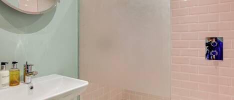 En-suite | The Nissen Hut, Laxfield