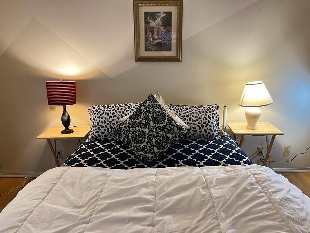 Year End Sale Cheap n Beautiful Room Near Guildford Downtown in Metro