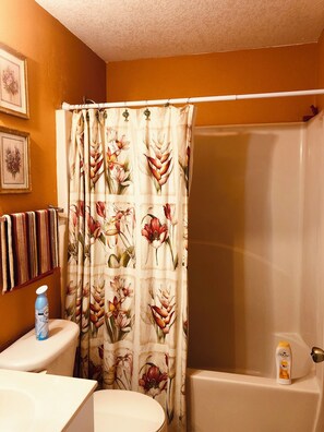 Een douche, een haardroger, handdoeken, zeep