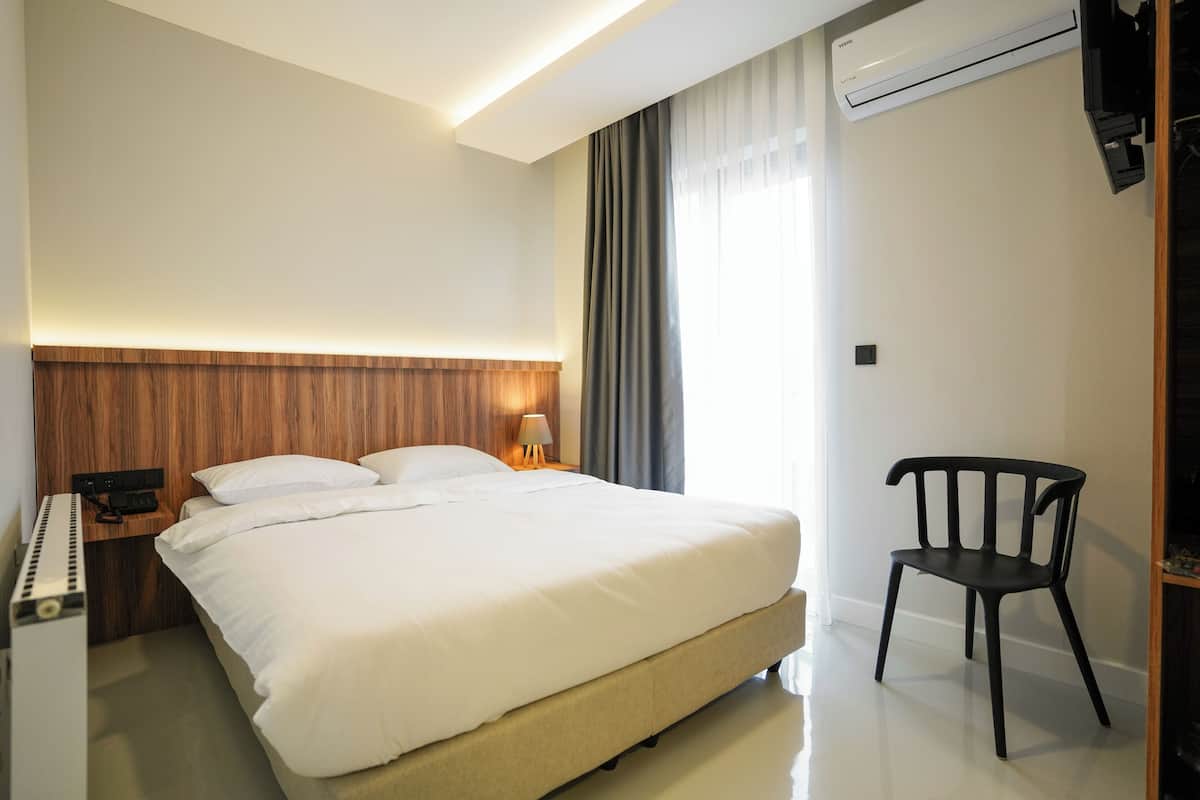 Basic Double Room, 1 Queen Bed, City View | Minibar, in-room safe, blackout drapes, iron/ironing board