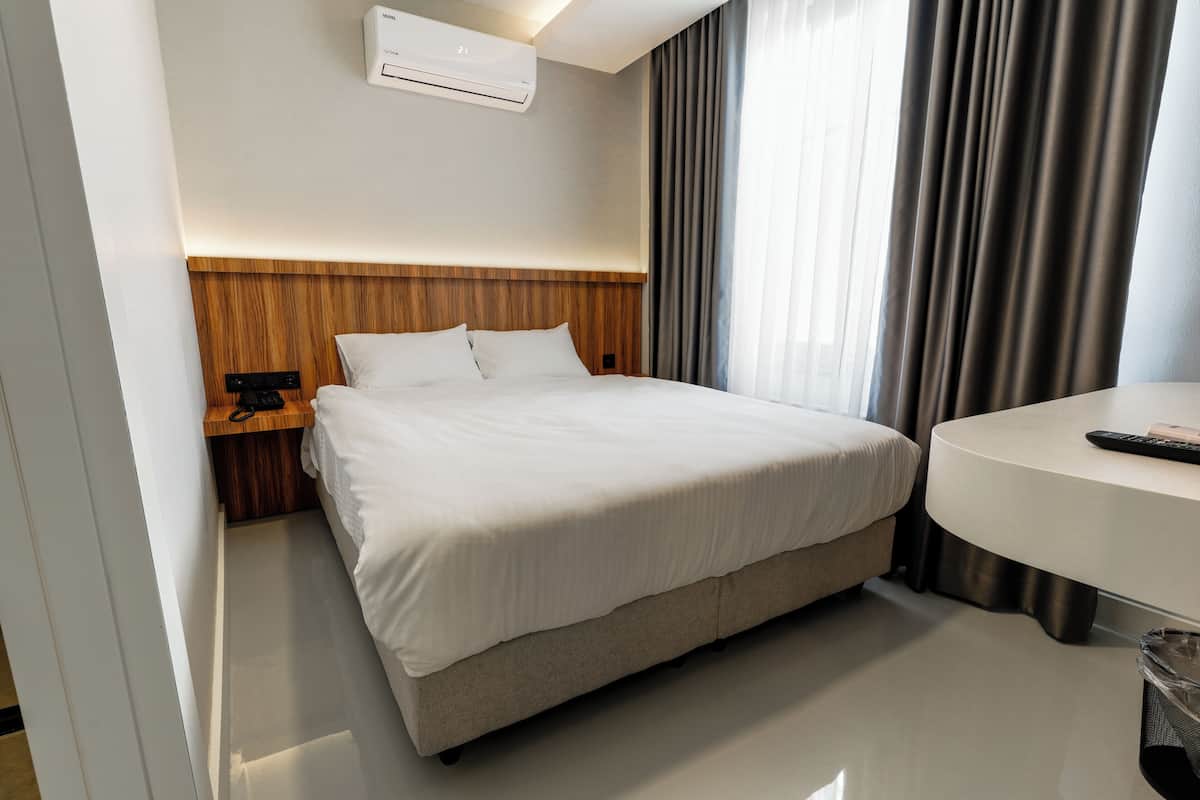 Chambre Double, 1 grand lit, vue ville