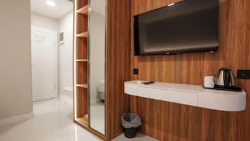 Habitación triple estándar, 3 camas individuales, vistas a la ciudad | Minibar, caja fuerte, cortinas opacas y tabla de planchar con plancha