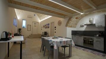 Classic Apartment (Ground floor) | Area soggiorno | TV a schermo piatto, giocattoli