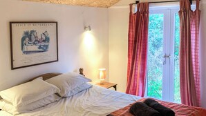 Unclassified image, 4 of 17, button - The Organic Cabin - UK42325 (Horsington Marsh, near Templecombe)