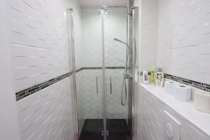 Ducha, secador de pelo, toallas, jabón