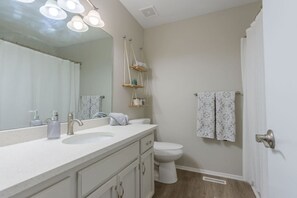 Pyyhkeet, saippua, sampoo, vessapaperi