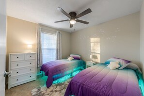 3 makuuhuonetta, työpöytä, silitysrauta/-lauta, vauvan matkasänky