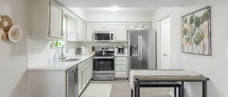 Kühlschrank, Mikrowelle, Ofen, Herdplatte