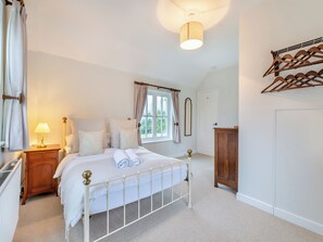 2 bedrooms, free WiFi, bed sheets - 2 bedroom accommodation in East Grinstead (East Grinstead)