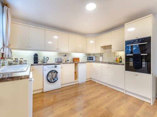 2 bedroom accommodation in East Grinstead