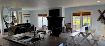 Eagle Isle Wings Spacious 8 bedroom Split Townhouse on the Sandusky River