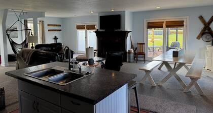 Eagle Isle Wings Spacious 8 bedroom Split Townhouse on the Sandusky River