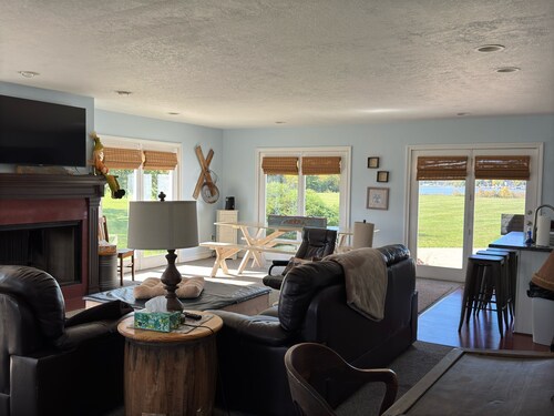 Eagle Isle Wings Spacious 8 bedroom Split Townhouse on the Sandusky River
