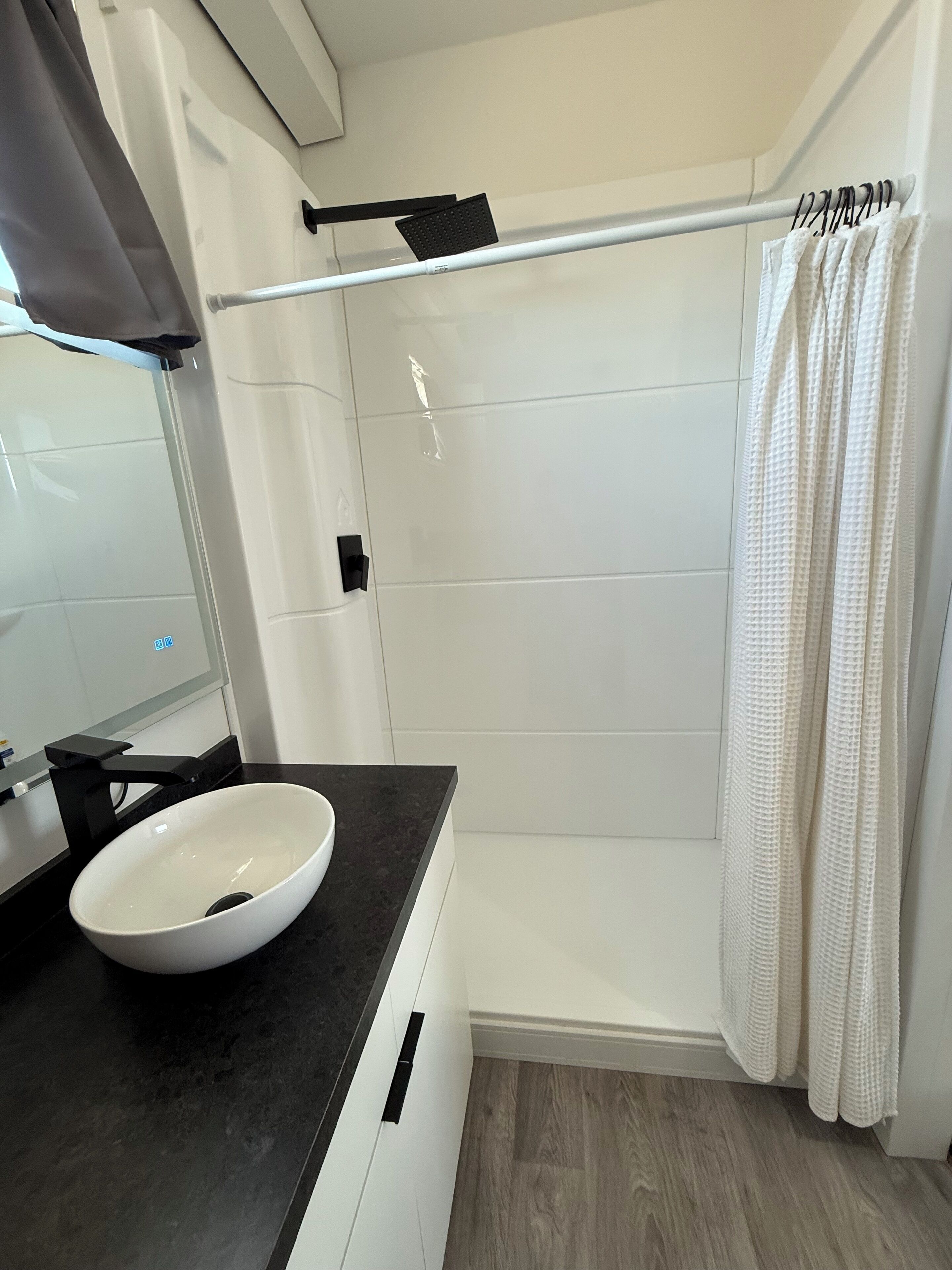 Douche, séchoir à cheveux, serviettes fournies, savon
