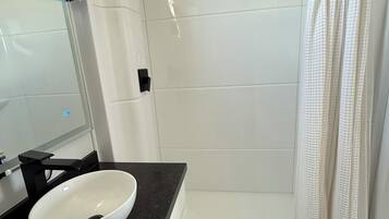 Douche, séchoir à cheveux, serviettes fournies, savon
