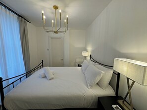 1 habitación, tabla de planchar con plancha, wifi gratis y ropa de cama