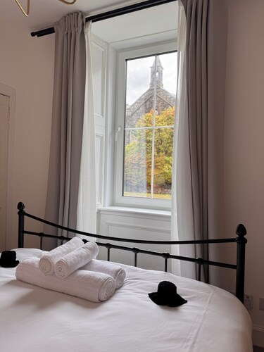 Garden Flat - set in beautiful large garden with old church ruins on the grounds