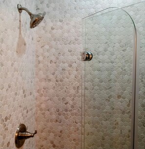 Shower, hair dryer, towels, toilet paper - NEW 2 Bed, 2 Bath in Holy Cross Historic District (New Orleans)