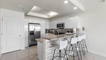 Kylskåp, mikrovågsugn, ugn och spishäll