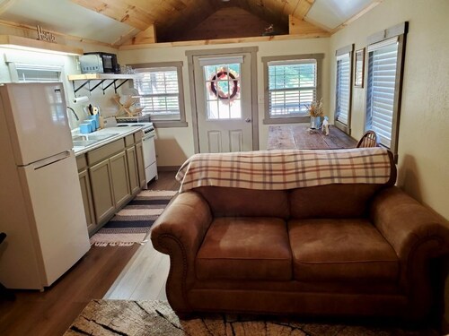 Tunnel Mountain Getaways- Cozy Retreat with Scenic Views!