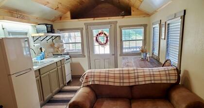 Tunnel Mountain Getaways- Cozy Retreat with Scenic Views!