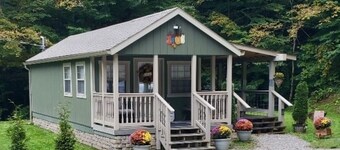 Tunnel Mountain Getaways- Cozy Retreat with Scenic Views!