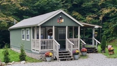 Tunnel Mountain Getaways- Cozy Retreat with Scenic Views!