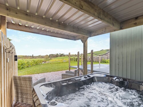 Lovely Shepherds hut with private hot tub.