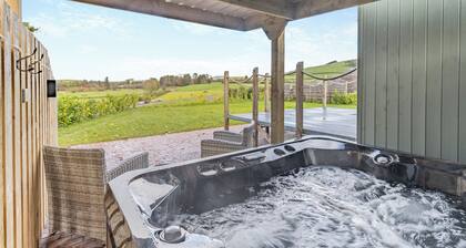 Lovely Shepherds hut with private hot tub.