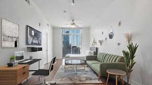 Smart TV, offices, printers - Downtown | Luxury Studio Apt. | Pool | Gym | Great Views (Austin)