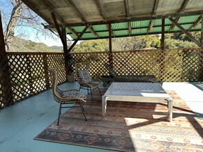 Terrace/patio - Panoramic Loft with Deck, Private Trails and Creek (Topanga)