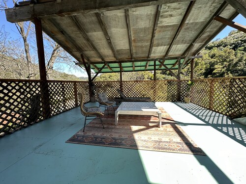 Panoramic Loft with Deck, Private Trails and Creek
