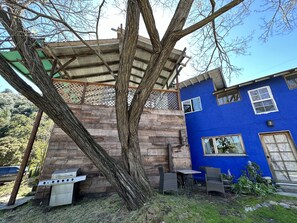 Outdoor dining - Panoramic Loft with Deck, Private Trails and Creek (Topanga)