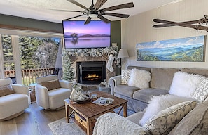 Smart TV y chimenea 