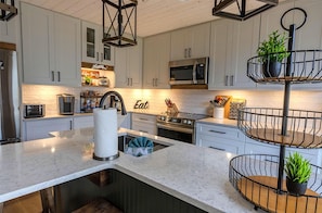 Refrigerador, microondas, horno, placa de cocina