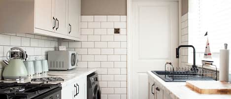 Lavavajillas y trona infantil