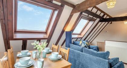 Lovely barn in a beautiful setting with swimming pool.