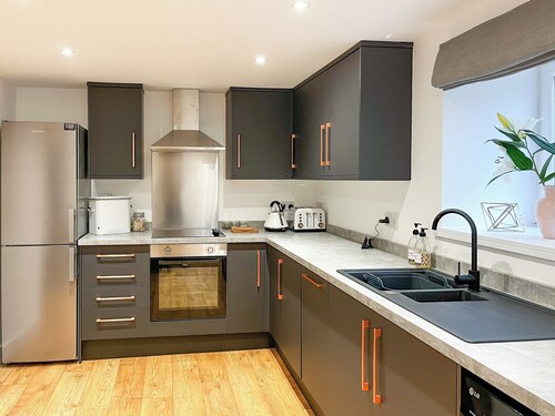 2 bedroom accommodation in Glossop