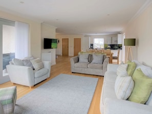 TV - 4 bedroom accommodation in Tain (Tain)
