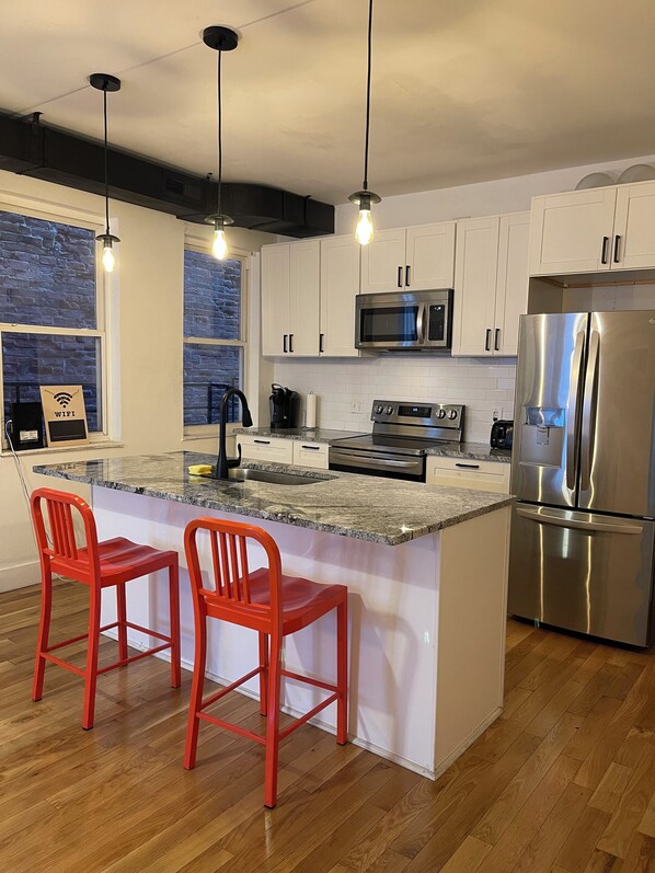 Coffee/tea maker, kitchen islands - Charming 2-bedroom apartment with WiFi, AC in brilliant OTR Cincinnati (Cincinnati)