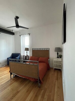 2 bedrooms, desk, iron/ironing board, WiFi - Charming 2-bedroom apartment with WiFi, AC in brilliant OTR Cincinnati (Cincinnati)