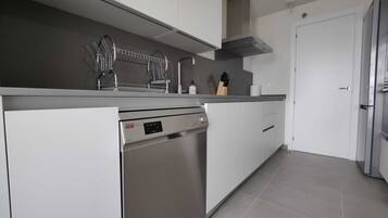 Een koelkast, een magnetron, een oven, een kookplaat